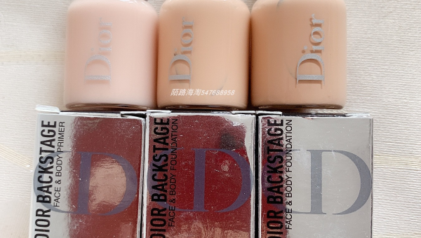 迪奥小奶瓶粉底味道揭秘：清新花香还是无味底妆？