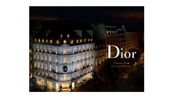 迪奥小黑裙：永恒经典的时尚传奇