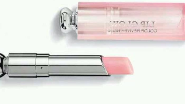 迪奥润唇膏焕彩：一抹奢华滋养的唇间艺术