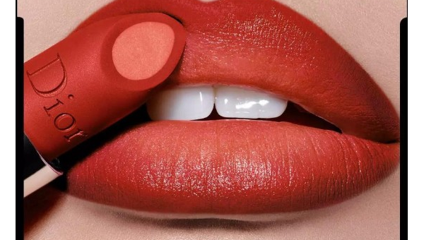 迪奥烈艳蓝金唇膏海报色：奢华与魅力的极致绽放