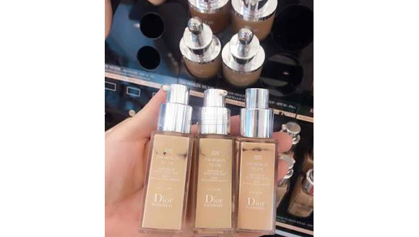 迪奥粉底会堵塞毛孔吗？真相与科学解析