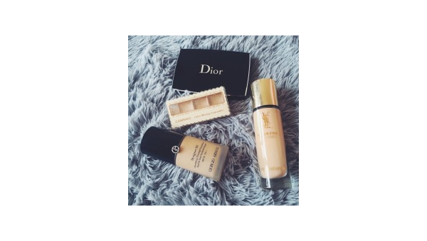 迪奥粉底女主角长痘风波：美丽背后的肌肤危机