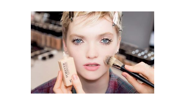 迪奥粉底恒久无痕：24小时无瑕妆容的秘密